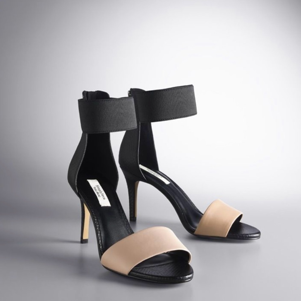 Vera Wang Black and Tan Heels